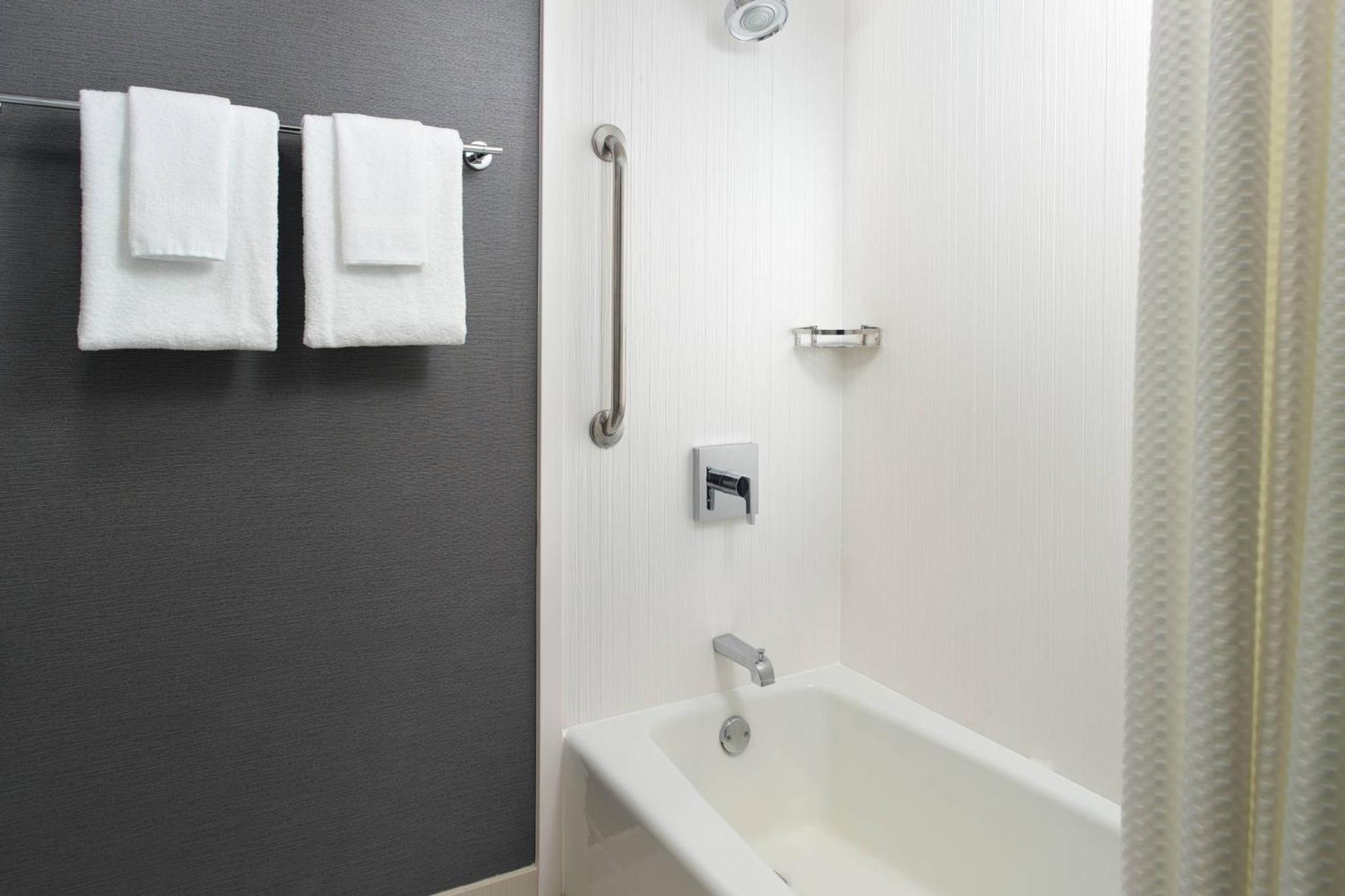 Hotel Courtyard By Marriott Raleigh Midtown Esterno foto